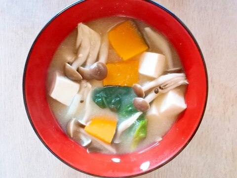 南瓜としめじとほうれん草と豆腐の味噌汁